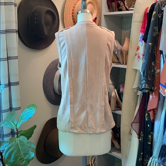 Asymmetrical faux suede zip vest - Picture 3 of 5